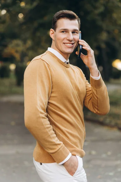 Moderne Bel Homme Souriant Vêtements Jaunes Blancs Parlant Téléphone Dans — Photo