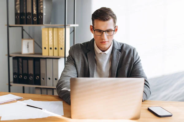 Moderner Seriöser Mann Mit Brille Büroangestellter Laptop — Stockfoto