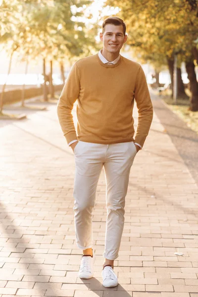 Hombre Sonriente Guapo Moderno Ropa Amarilla Blanca Posando Parque Atardecer — Foto de Stock