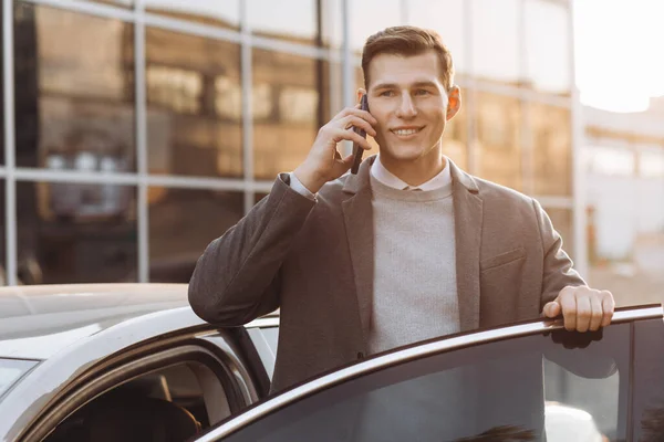 Yakışıklı Modern Bir Genç Adam Telefonla Konuşuyor Dışarıda Dururken Arabasına — Stok fotoğraf