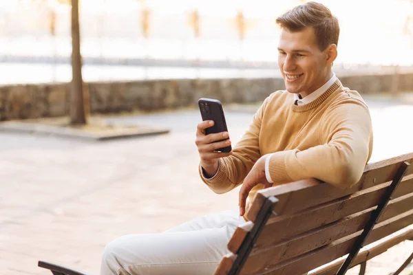 Modern Stilig Leende Man Gula Och Vita Kläder Talar Telefon — Stockfoto