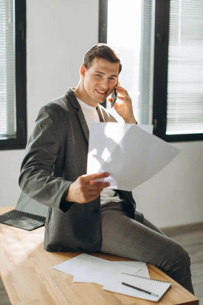 Moderne Glimlachende Man Kantoormedewerker Die Documenten Vasthoudt Telefoneert — Stockfoto