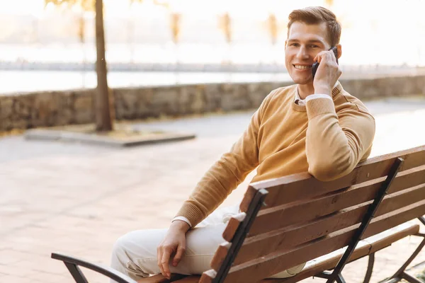 Hombre Sonriente Guapo Moderno Ropa Amarilla Blanca Hablando Por Teléfono — Foto de Stock