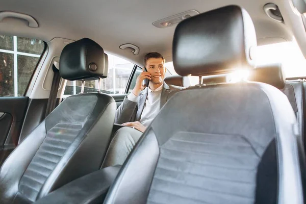 Joven Hombre Negocios Hablando Teléfono Móvil Mientras Está Sentado Asiento —  Fotos de Stock