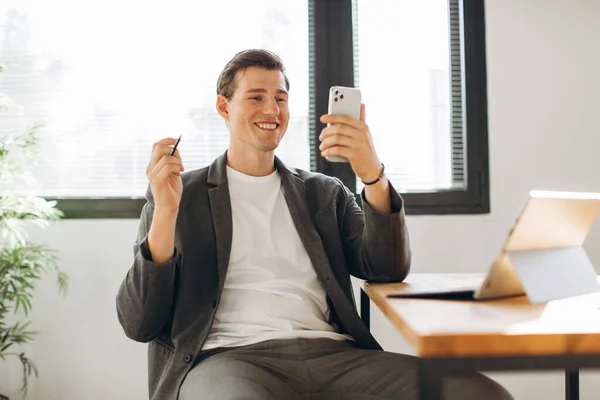 Moderno Trabajador Oficina Sonriente Tiene Una Videollamada Oficina —  Fotos de Stock