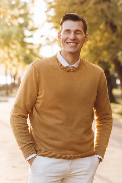 Moderno Bell Uomo Sorridente Abiti Gialli Bianchi Posa Nel Parco — Foto Stock