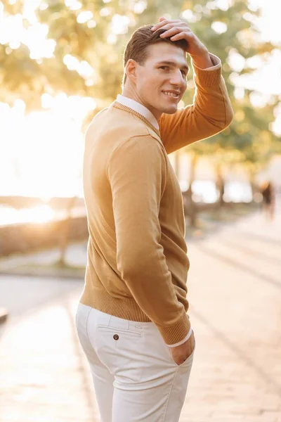 Hombre Sonriente Guapo Moderno Ropa Amarilla Blanca Posando Parque Atardecer — Foto de Stock