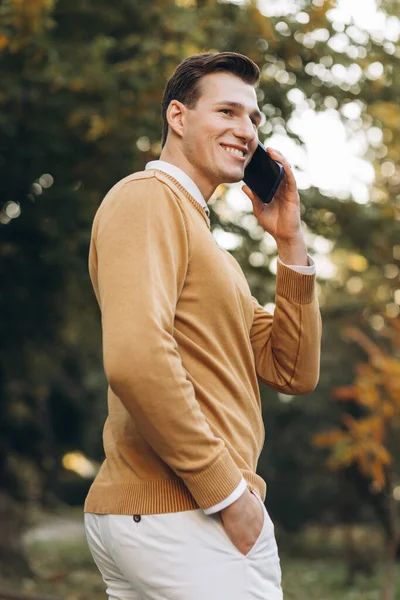 Hombre Sonriente Guapo Moderno Ropa Amarilla Blanca Hablando Por Teléfono — Foto de Stock