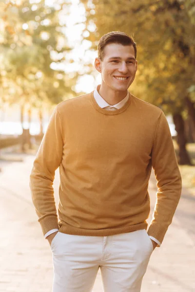 Modern Tampan Tersenyum Pria Dalam Pakaian Kuning Dan Putih Berpose — Stok Foto