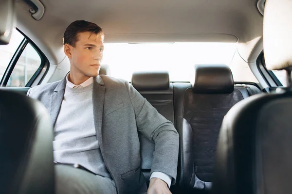Bir Arabanın Arka Koltuğunda Oturan Modern Bir Adamı — Stok fotoğraf