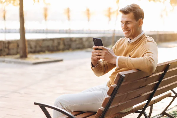 Modern Stilig Leende Man Gula Och Vita Kläder Talar Telefon — Stockfoto