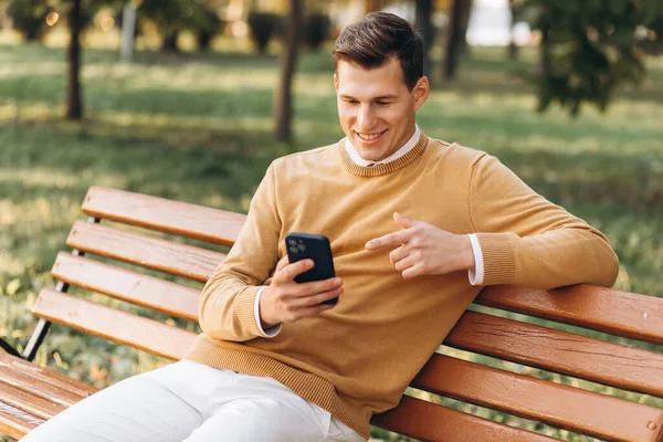 Sarı Beyaz Elbiseli Modern Yakışıklı Adam Gün Batımında Parkta Bankta — Stok fotoğraf