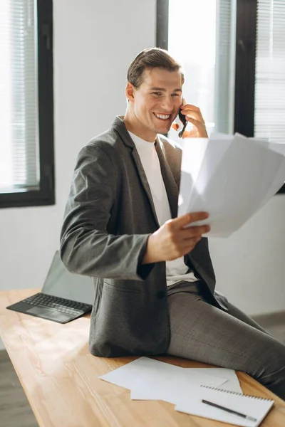 Moderner Lächelnder Mann Büroangestellter Der Dokumente Der Hand Hält Und — Stockfoto