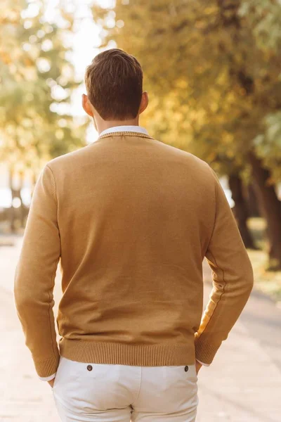 Hombre Guapo Moderno Ropa Amarilla Blanca Posando Parque Atardecer — Foto de Stock