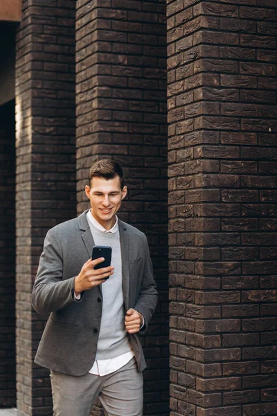 Bonito Homem Sorrindo Moderno Andando Pela Rua Falando Telefone — Fotografia de Stock