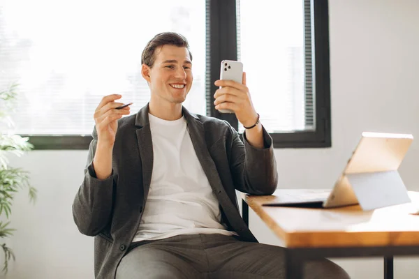 Moderno Trabalhador Escritório Sorrindo Tem Uma Chamada Vídeo Escritório — Fotografia de Stock