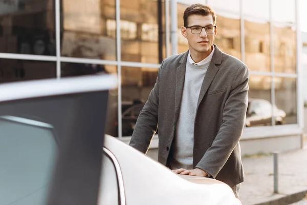 Gözlüklü Modern Bir Adam Arabasının Bagajını Açıyor — Stok fotoğraf