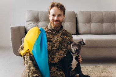 Ukraynalı bir askerin portresi ve onun sadık arkadaşı ofisteki Amstaff köpeği.