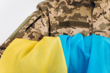 Ofisinde bayrak taşıyan, askeri üniformalı, duygusal, genç, sakallı bir Ukraynalı vatansever askerin portresi