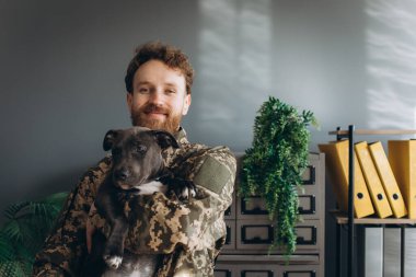 Ukraynalı bir askerin portresi ve onun sadık arkadaşı ofisteki Amstaff köpeği.