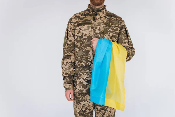 Український Патріот Військовій Формі Тримає Жовтий Синій Прапор Білому Тлі — стокове фото