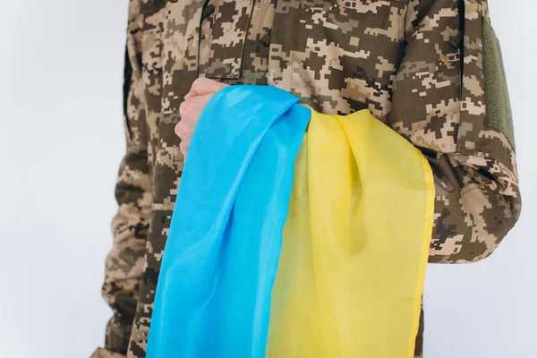 Soldado Patriota Ucraniano Uniforme Militar Segurando Uma Bandeira Amarela Azul — Fotografia de Stock
