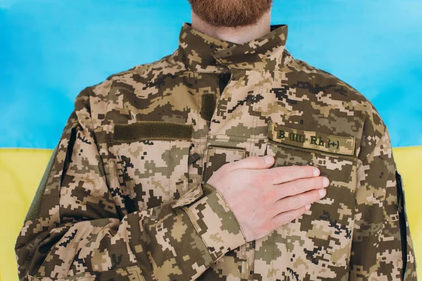 Український Патріот Військовій Формі Тримає Руку Серці Фоні Жовтого Синього — стокове фото