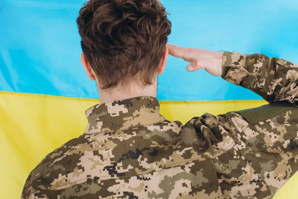 Oekraïense Patriot Soldaat Uniform Houdt Zijn Hand Tegen Zijn Hoofd — Stockfoto
