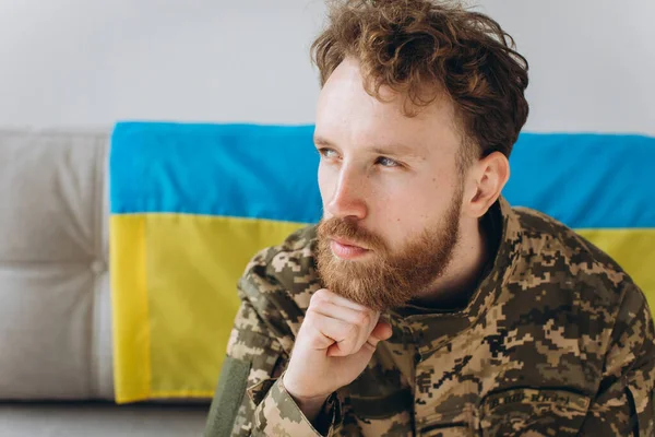 Retrato Joven Soldado Patriota Ucraniano Con Uniforme Militar Sentado Oficina —  Fotos de Stock
