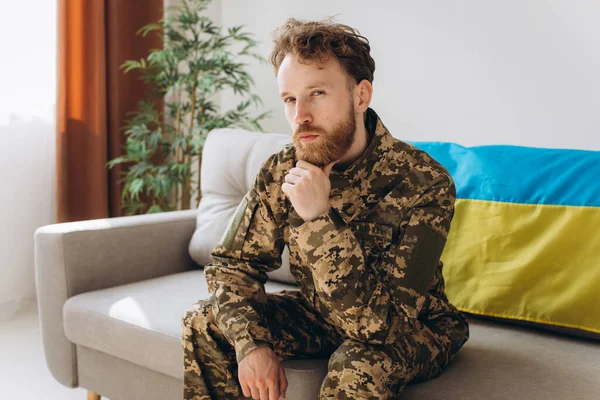 Porträtt Känslomässig Ung Ukrainsk Patriot Soldat Militär Uniform Sitter Kontoret — Stockfoto