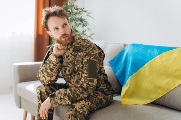 Retrato Jovem Soldado Patriota Ucraniano Emocional Uniforme Militar Sentado Escritório — Fotografia de Stock