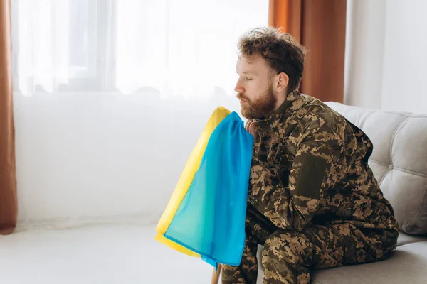 Retrato Jovem Soldado Patriota Ucraniano Emocional Uniforme Militar Sentado Escritório — Fotografia de Stock