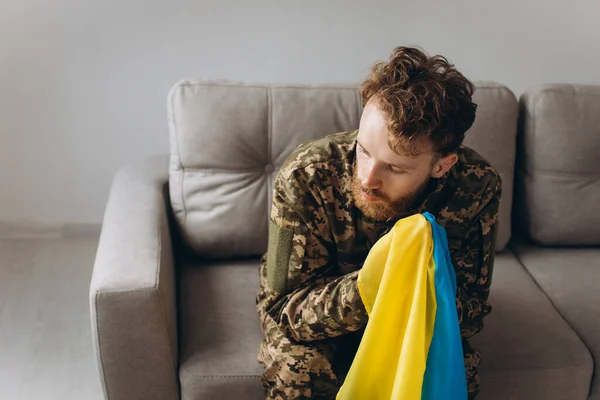 Retrato Jovem Soldado Patriota Ucraniano Emocional Uniforme Militar Sentado Escritório — Fotografia de Stock