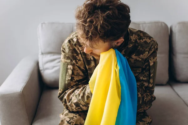 Portrét Mladého Emocionálního Ukrajinského Patriota Vojenské Uniformě Sedícího Gauči Kanclu — Stock fotografie