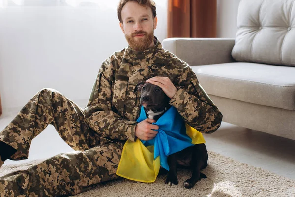Oekraïense Soldaat Knuffelen Wikkelen Van Oekraïense Vlag Van Zijn Trouwe — Stockfoto