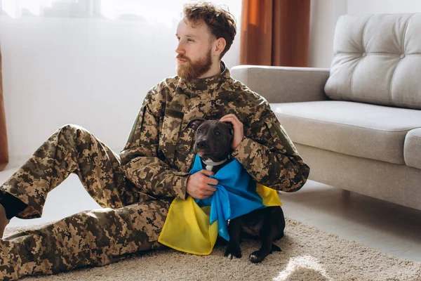 Ukrajinský Voják Objímající Ovinující Ukrajinskou Vlajku Svého Věrného Přítele Kolem — Stock fotografie