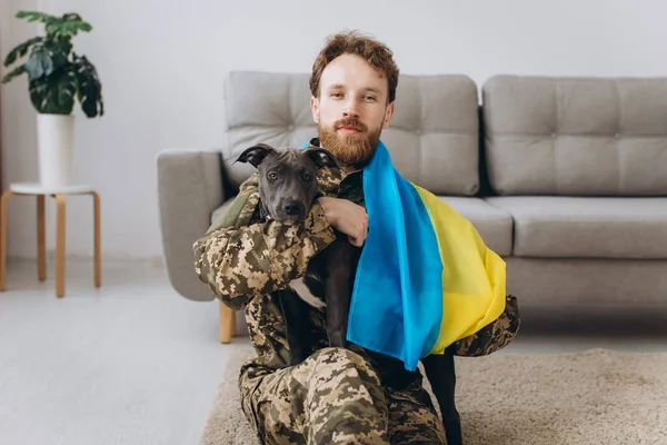 Soldado Ucraniano Envuelto Bandera Ucraniana Sostiene Perro Amstaff Los Brazos —  Fotos de Stock
