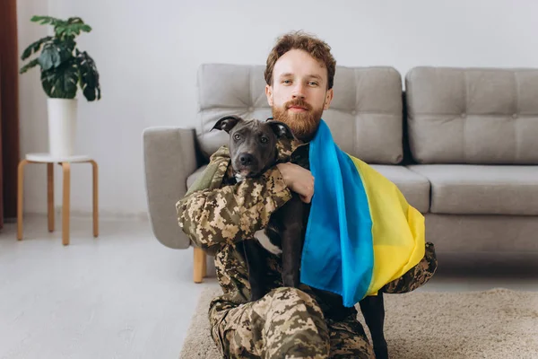 Soldado Ucraniano Envuelto Bandera Ucraniana Sostiene Perro Amstaff Los Brazos —  Fotos de Stock