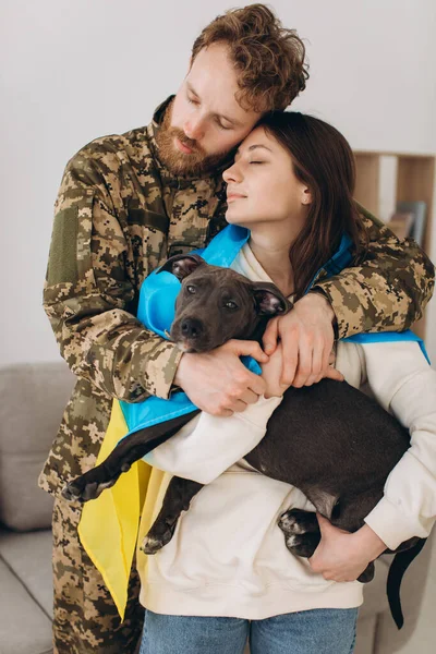 Ukrajinský Pár Voják Vojenské Uniformě Dívka Zabalená Ukrajinské Vlajce Drží — Stock fotografie