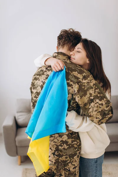 Ukrajinská Dívka Objímá Drží Žlutomodrou Vlajku Vojenského Muže Uniformě Loučí — Stock fotografie