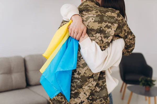 Ukrajinská Dívka Objímá Drží Žlutomodrou Vlajku Vojenského Muže Uniformě Loučí — Stock fotografie