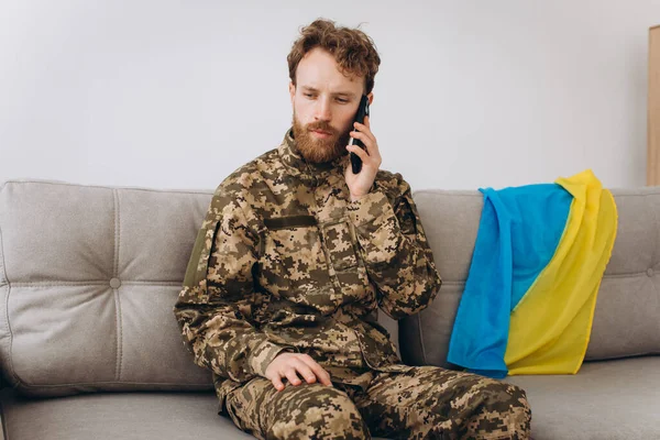 Soldado Ucraniano Uniforme Militar Está Sentado Sofá Oficina Hablando Por —  Fotos de Stock