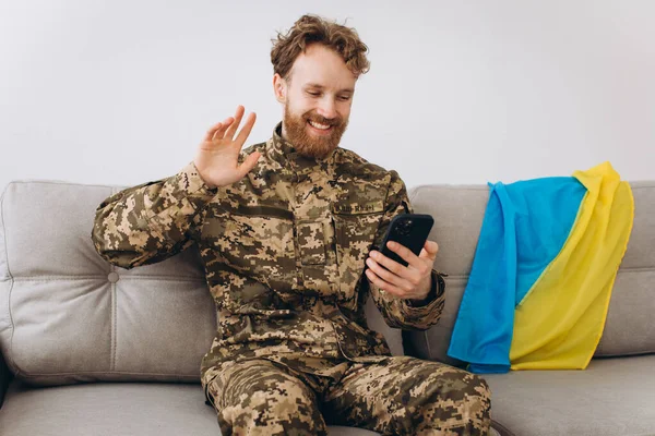 Soldat Ukrainien Uniforme Militaire Est Assis Sur Canapé Dans Bureau — Photo
