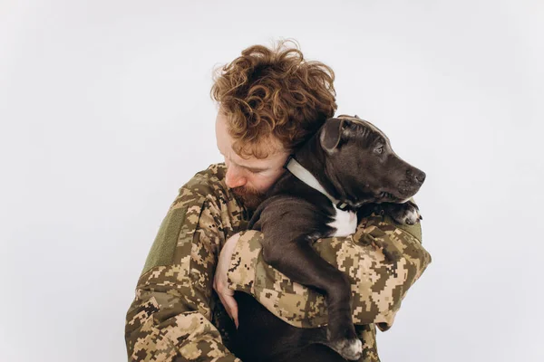 Ukrajinský Voják Vojenské Uniformě Drží Psa Náručí Bílém Pozadí — Stock fotografie