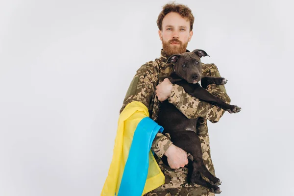 Oekraïense Soldaat Militair Uniform Met Een Gele Blauwe Vlag Houdt — Stockfoto