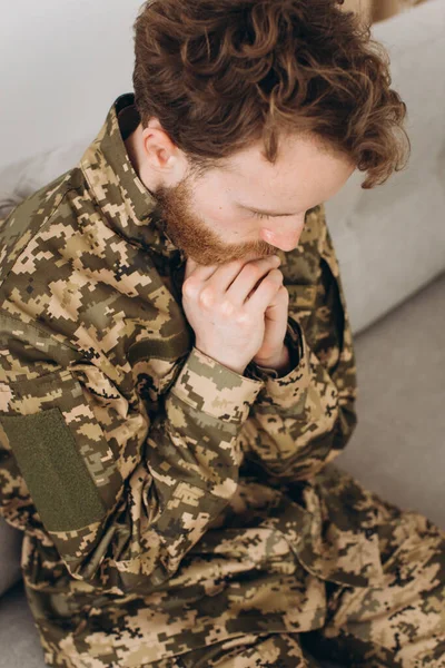 Portrét Mladého Emočního Vousatého Ukrajinského Vlasteneckého Vojáka Vojenské Uniformě Sedícího — Stock fotografie