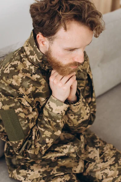 Portrét Mladého Emočního Vousatého Ukrajinského Vlasteneckého Vojáka Vojenské Uniformě Sedícího — Stock fotografie