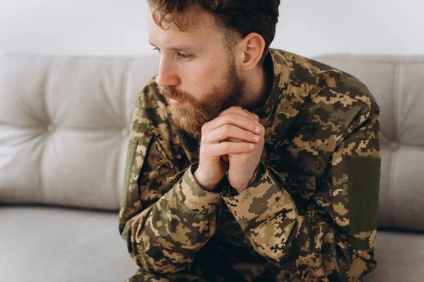 Retrato Jovem Emocional Barbudo Ucraniano Soldado Patriota Uniforme Militar Sentado — Fotografia de Stock