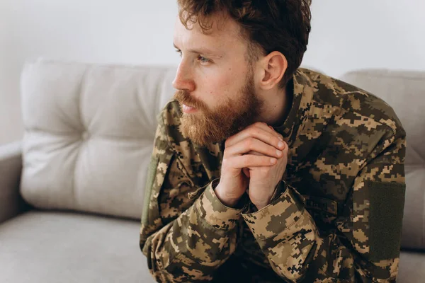 Porträtt Emotionella Unga Skäggiga Ukrainska Patriot Soldat Militär Uniform Sitter — Stockfoto