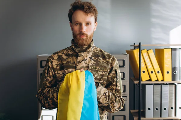 Ukrainska Patriot Soldat Militär Uniform Med Gul Och Blå Flagga — Stockfoto